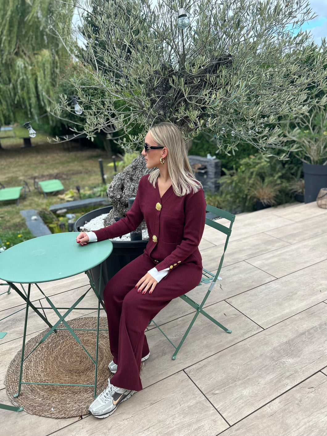 Ensemble bordeaux avec boutons dorés