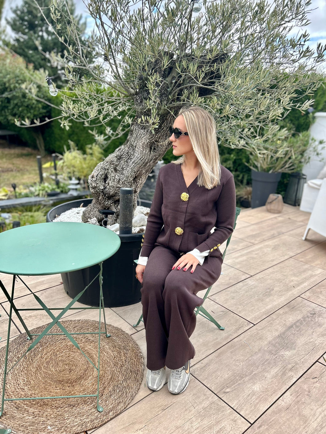 Ensemble marrons avec boutons dorés