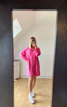 Charger l&#39;image dans la galerie, Robe chemise en lin fuchsia

